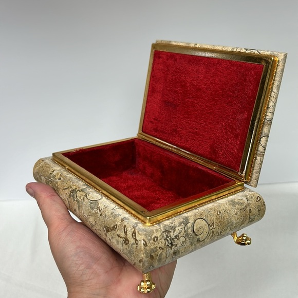 - Vintage heavy marble jewelry/snuff box with gold tone accents and red l… - Picture 10 of 10
